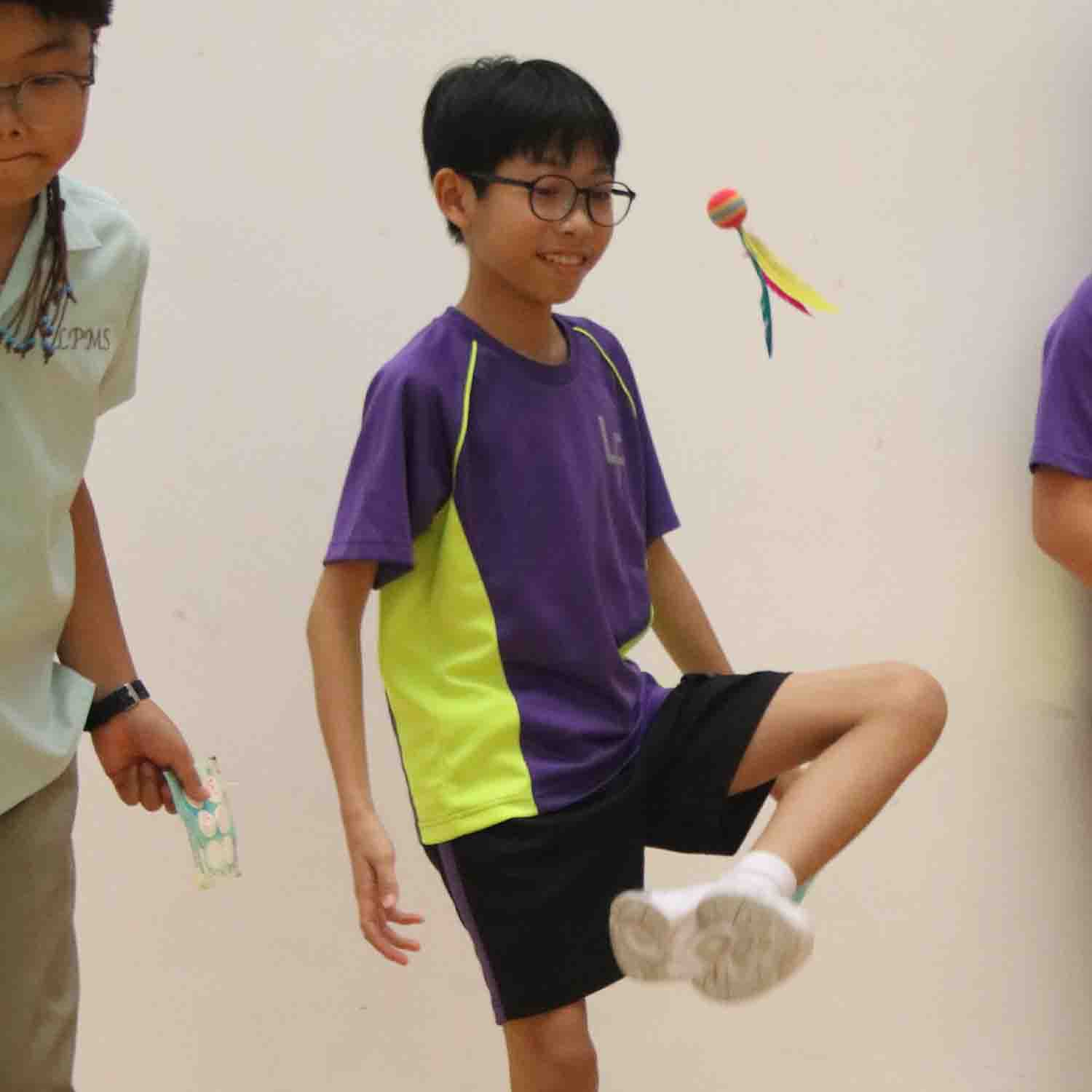 團隊合作圍踢接力賽